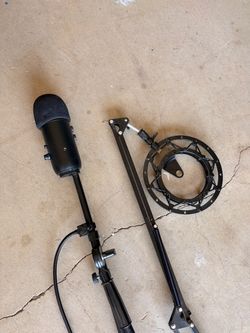 Yeti microphone with Stand and pop filter