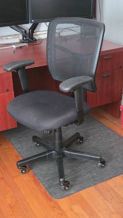 Ergonomic BIG and TALL adjustable soffice desk chair mesh back