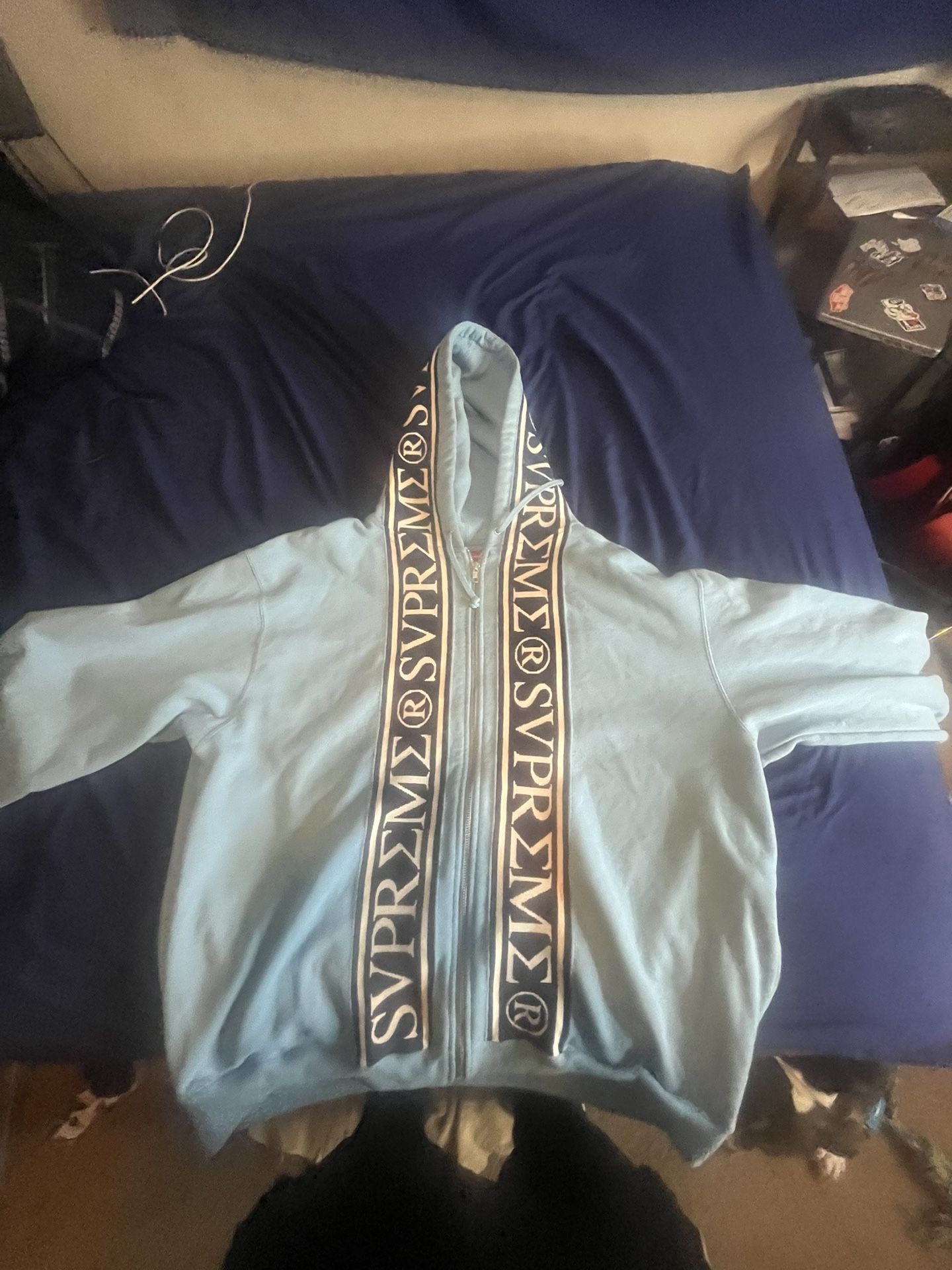 XL Supreme hoodie light blue