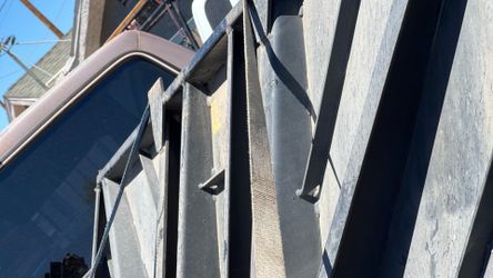 Tuck under lift gate