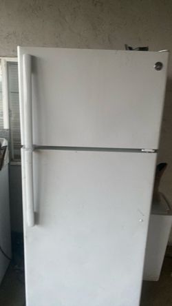 GE White Top-Freezer Refrigerator