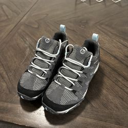 BRAND NEW MERRELL Women’s Hiking Boots Size 6 