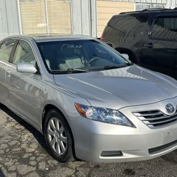 Toyota Camry XLE Hybrid 