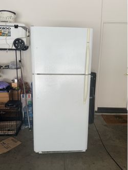 Kenmore Top Freezer Refrigerator – Clean & Works Great