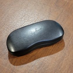 Ray-ban hard clamshell sunglasses eyeglasses black case 200125. 
Pre-owned, very good shape. Would fit medium to large  size glasses. 
Weight 6oz plus