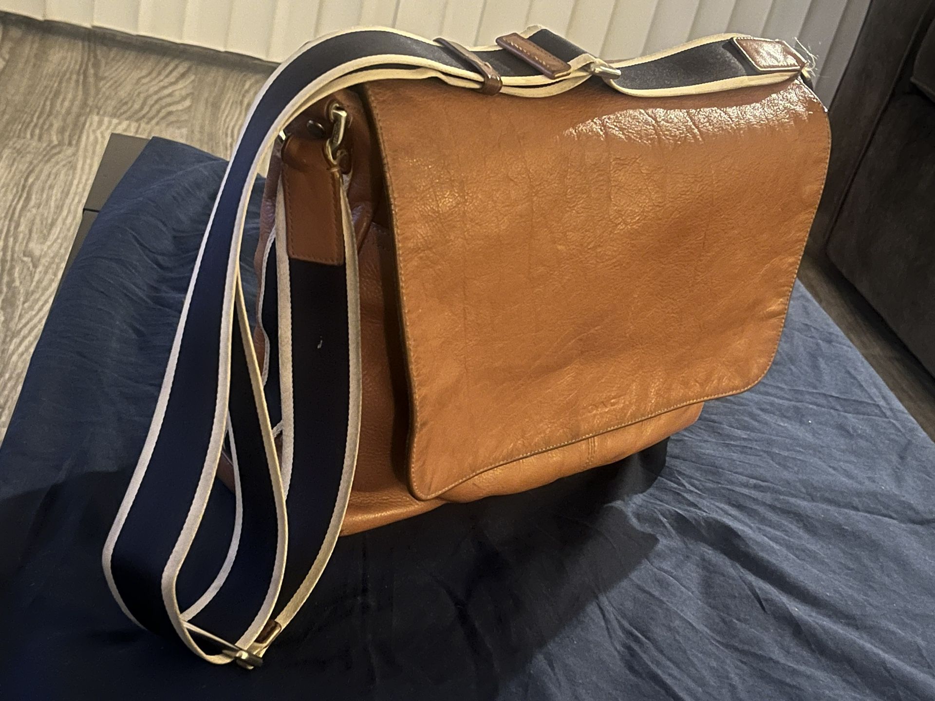 Unisex Coach Manhattan Messenger Leather Bag  