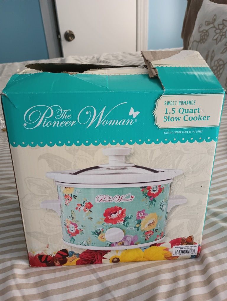 PIONEER WOMAN SWEET ROMANCE CROCKPOT/ROLLING PIN