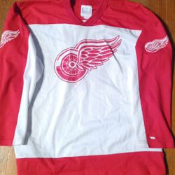 Detroit Redwings Jersey Size Medium Steve Yzerman Red White 