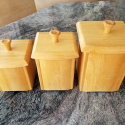 Beautiful 3 pc Set Maple Wooden Canisters W/ Removable Plastic Liners 

