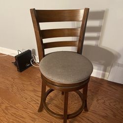 2 Bar Stools that swivel