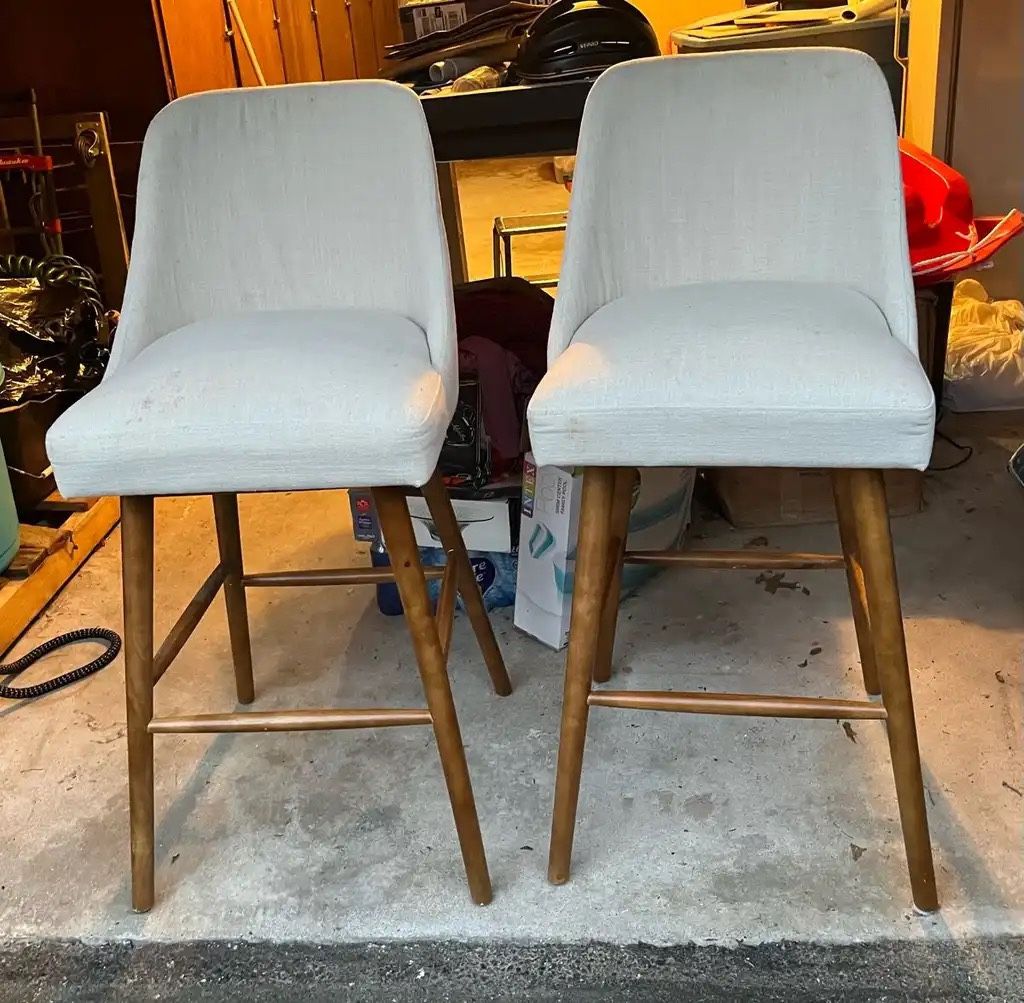 2 BAR STOOLS