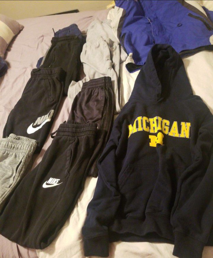 BOY'S CLOTHES:  8 SWEATPANTS,  1 HOODIE,  1 COLUMBIA JACKET  FITS  AGES 6-9 Year old