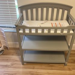 Graco Changing Table with Water-Resistant Changing Pad - Pebble Gray