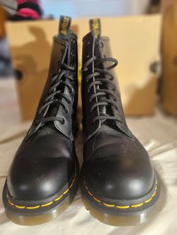 $90 ☕️ NEW DR. MARTENS 1460 8-Eye boot in Black