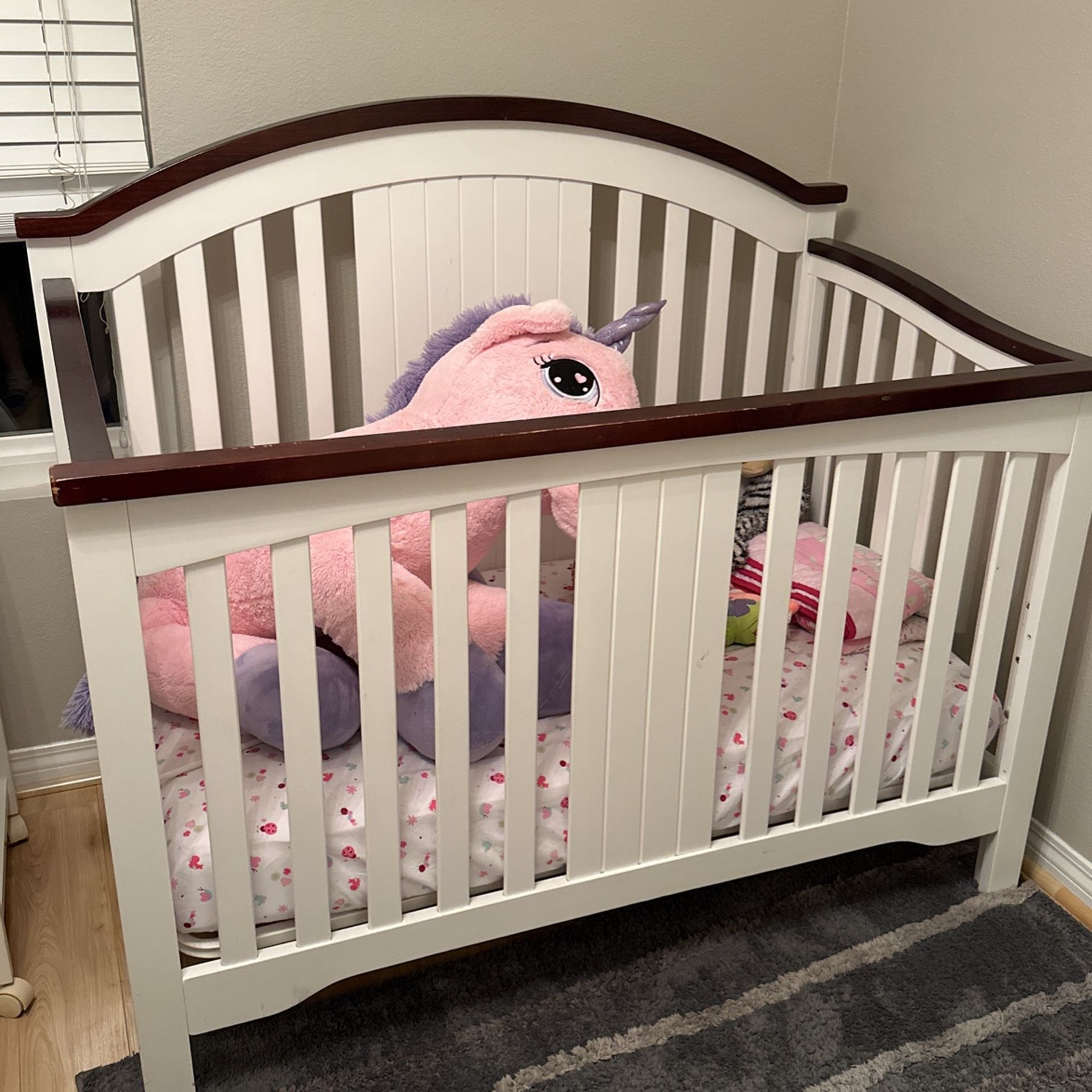 Crib with Changing Table Combo + Mattress & Blankets