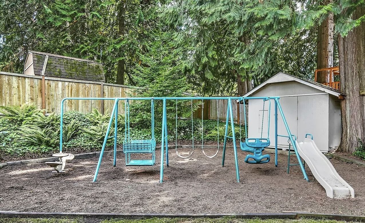 Free swing set