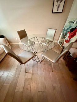 Beautiful modern dining set in excellent condition!