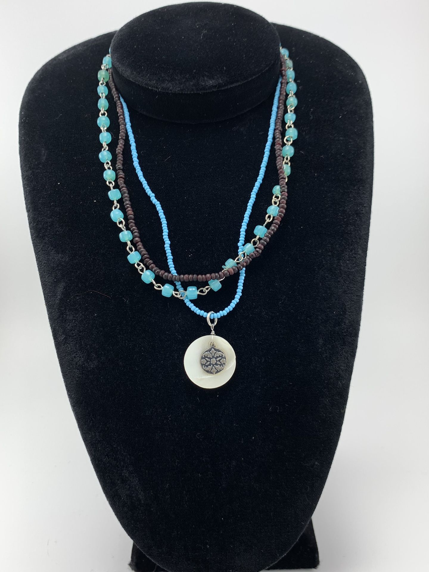 Very pretty turquoise color necklace