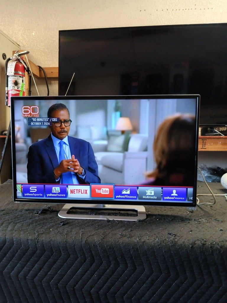 32 inch vizio smart tv really nice tv comes with remote shows great picture works great guaranteed
