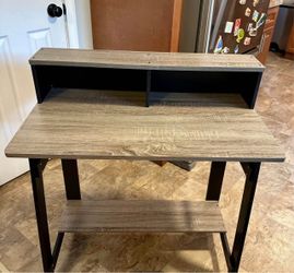 Desk, Lightly used, like new condition. 31.5 x 18, 35.5 inch height. Pickup  Wethersfield