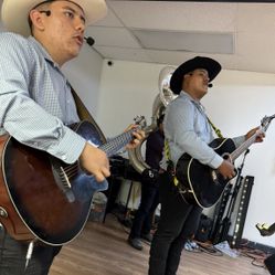 Grupo Sierreño Con Tuba Traemos Buen Ambiente 