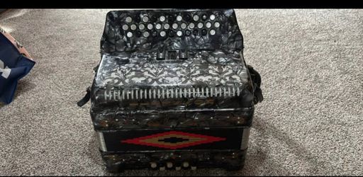 Accordion barley use it good condition all buttons work