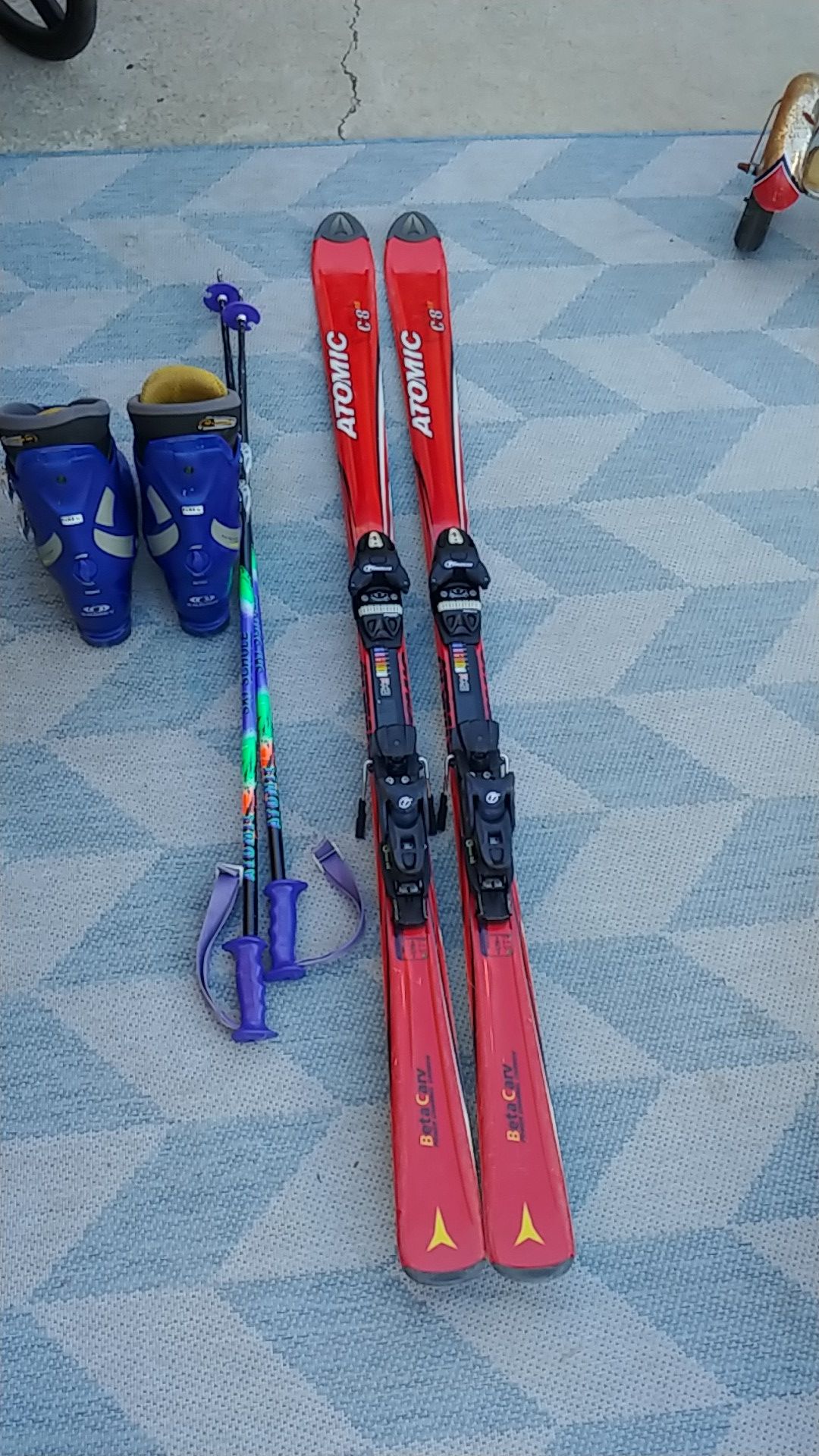 Atomic C8 Beta Carv skis with Salomon sensifit boots