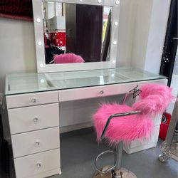 AveryWhite Makeup Vanity Set with Lighted Mirror
Crown Mark$10 Down Payment And Financing Available