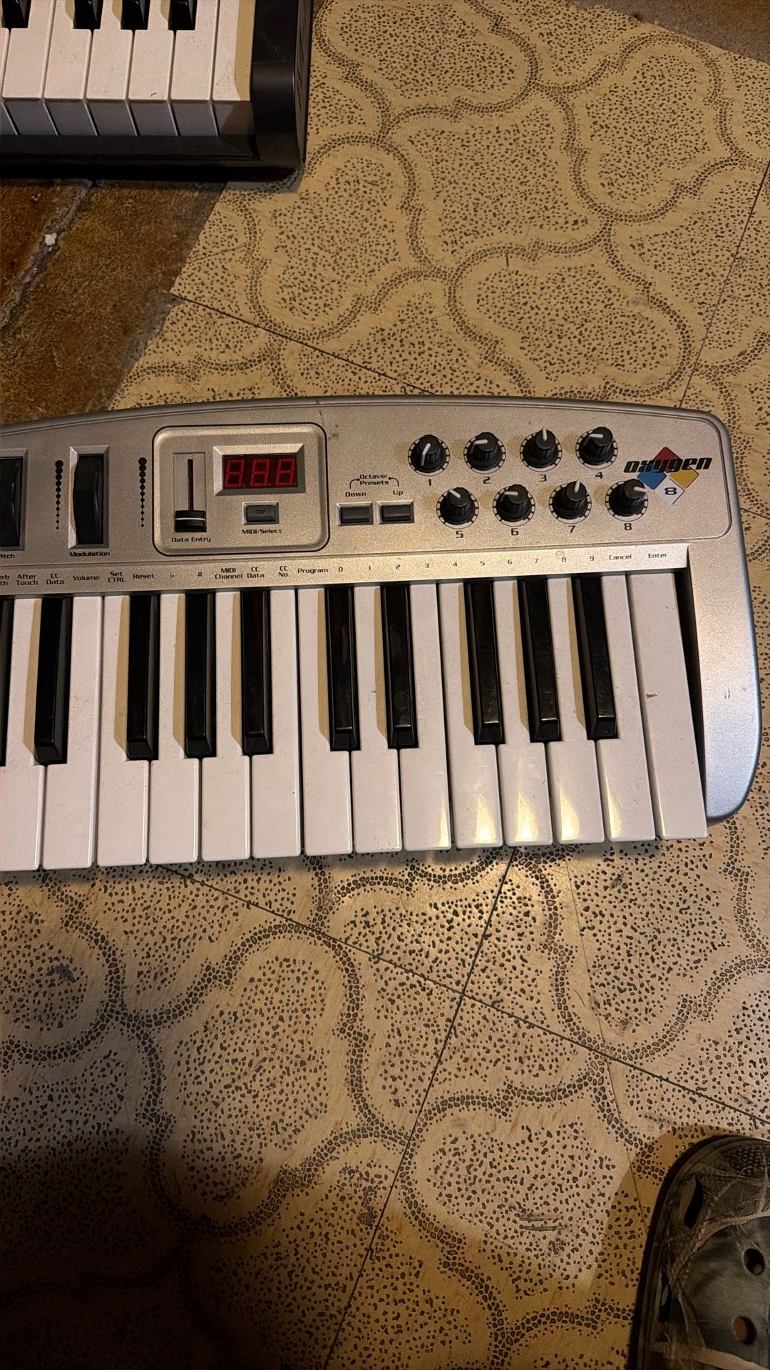 Oxygen 8 Midi Keyboard 