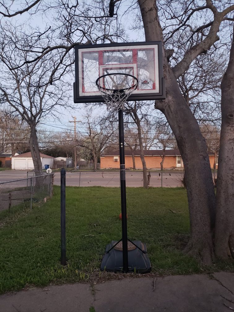 Lifetime shatterproof basketball hoop