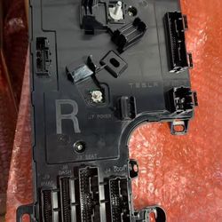 NEW OEM Tesla Model 3 17-22 Right Low Voltage Body Control Module (1100340-90-G)