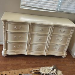 Furniture. 9 Dresser White 