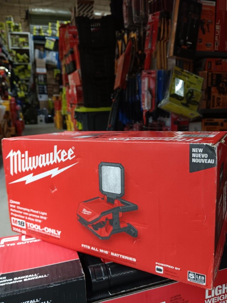 Milwaukee M18 ROVER Clamping Flood Light. Tool-Only