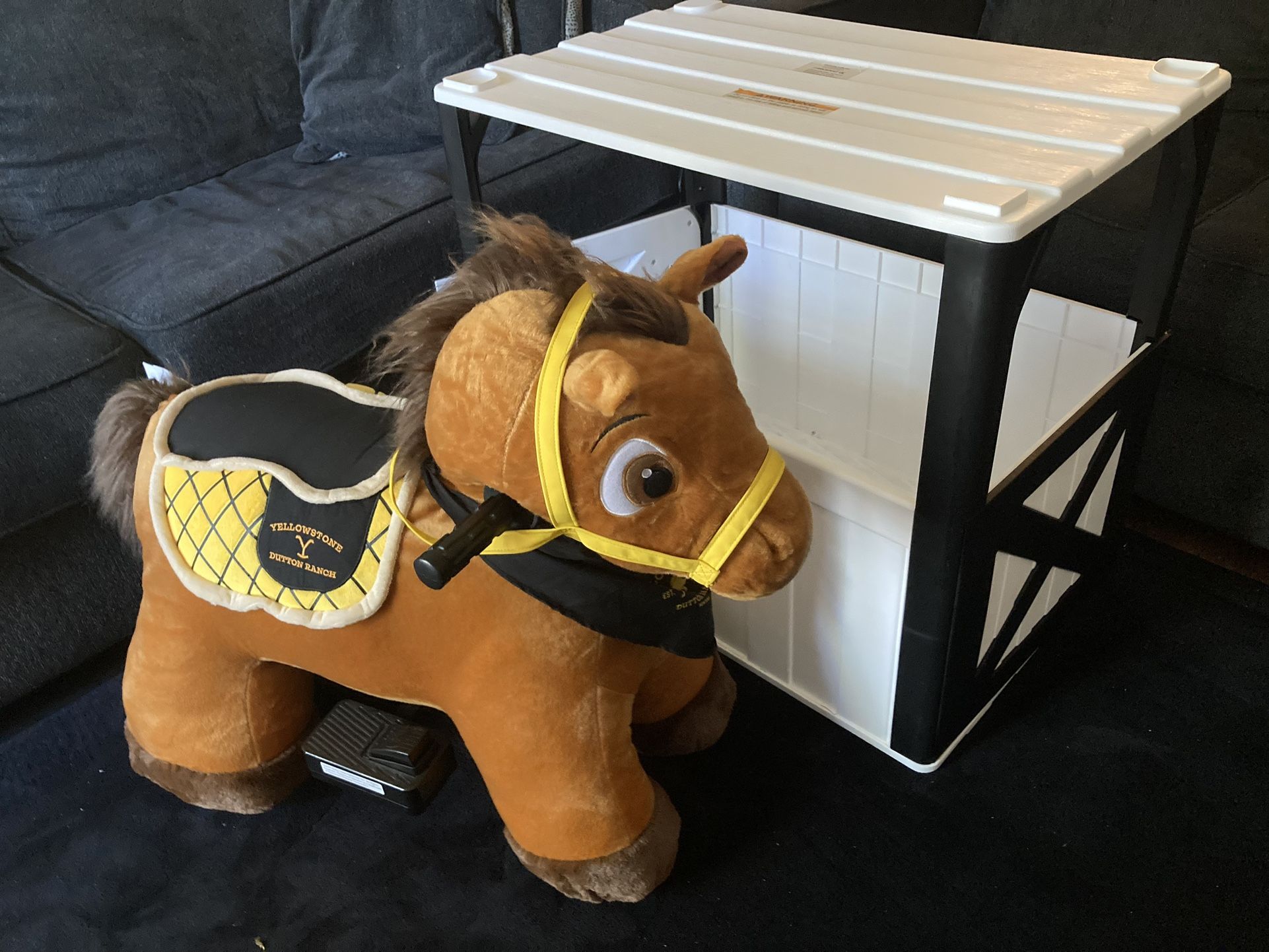 Yellowstone Plush 6-Volt Ride-On Horse w/Stable