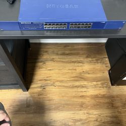 EXCELLENT CONDITION BARELY USED NETGEAR PROSAFE 24 PORT GIGABIT SWITCH