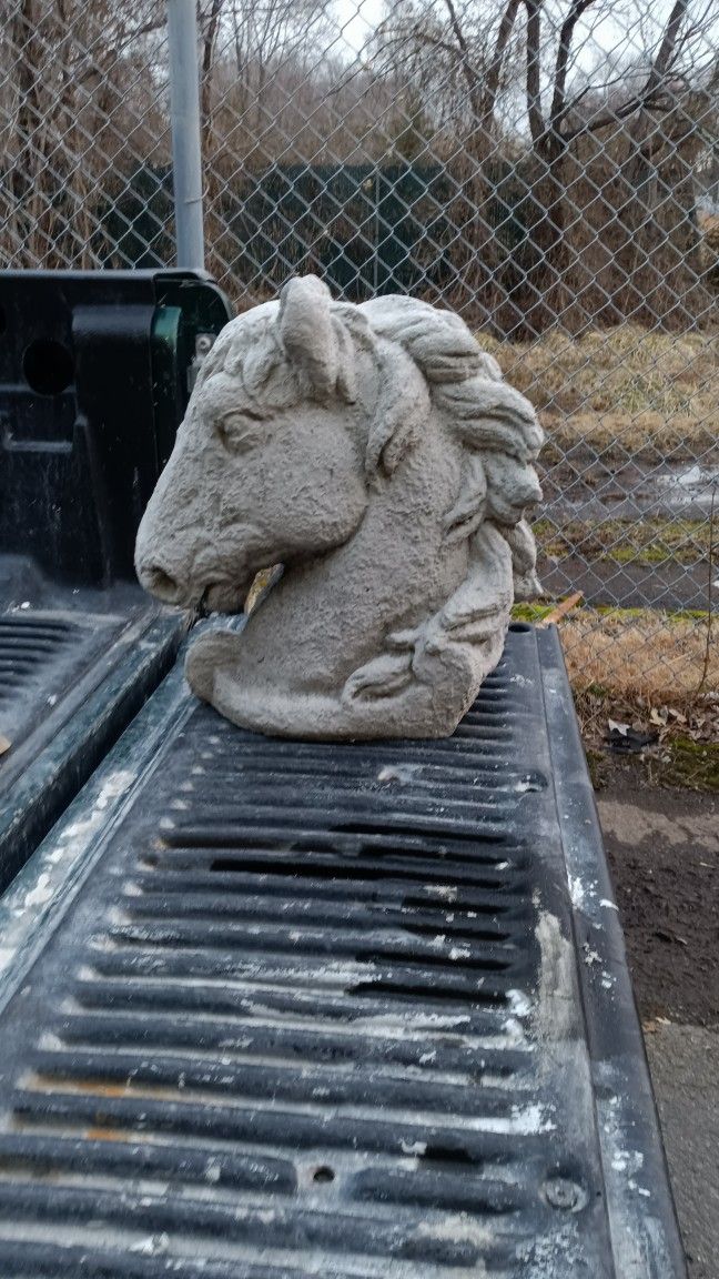 2 Head Horse  Concret 
