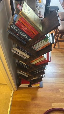 Tree-shaped bookshelf