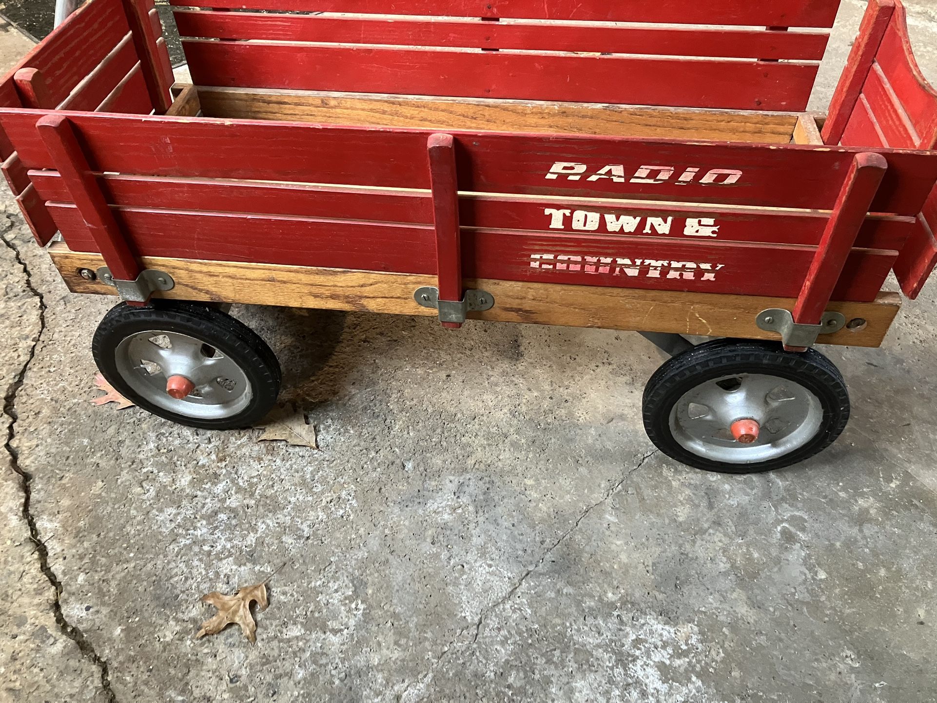 Parma Hts - Radio Town And Country Wood 1970”s Wagon - $ 25