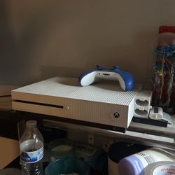 Xbox One (with Controller)