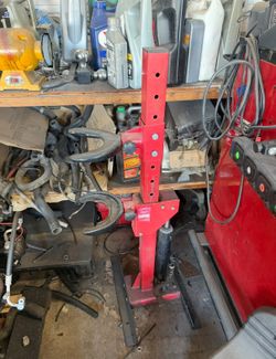 Spring compressing tool
