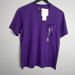 Uniqlo x Roger Federer Chest Pocket Logo T Shirt Mens Medium Purple Tennis NWT