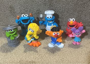 Sesame Street Figures lot of 7 - Cookie Monster, Elmo, Big Bird, Ernie
