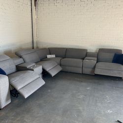 LIKE NEW! Retails over 5000$ Gray Power Reclining Sectional Couch (FREE DELIVERY 🚚)