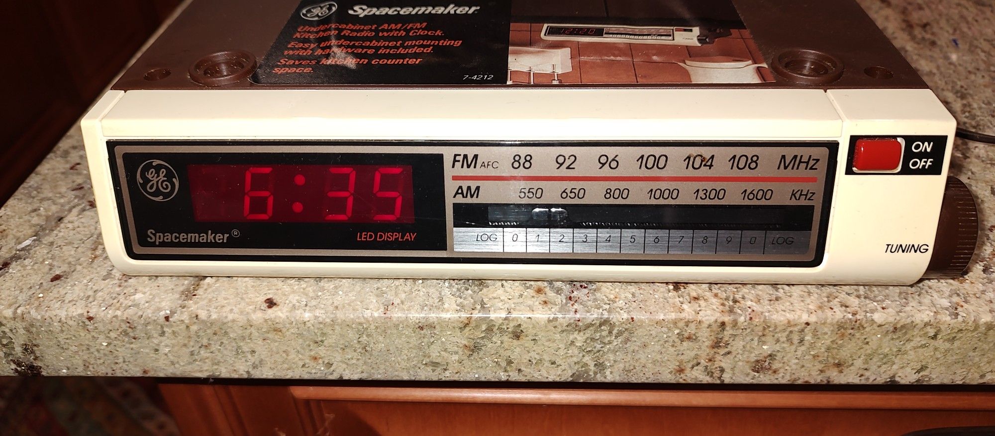 NOB Vintage Model 7-4212 GE Spacemaker Radio