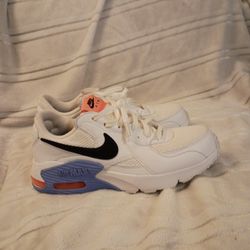 Lightly worn Women's 8.5 Nike air maxs
