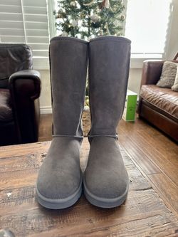 UGG  WOMENS CLASSIC TALL BOOT SZ 8M US - GRAY COLOR 