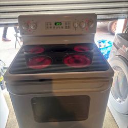 ✨Classic glass top GE stove✨  Excellent working condition 👌