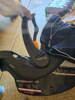 Chicco Bravo Primo 3-in-1 Trio Travel System, Bravo Primo Quick-Fold Stroller with KeyFit 35 Zip Infant Car Seat and Base, Springhill/Black