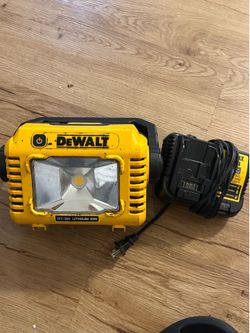 New Dewalt 12V/20V LED Compact Task Light 2Ah Battery & Charger DCL077D1