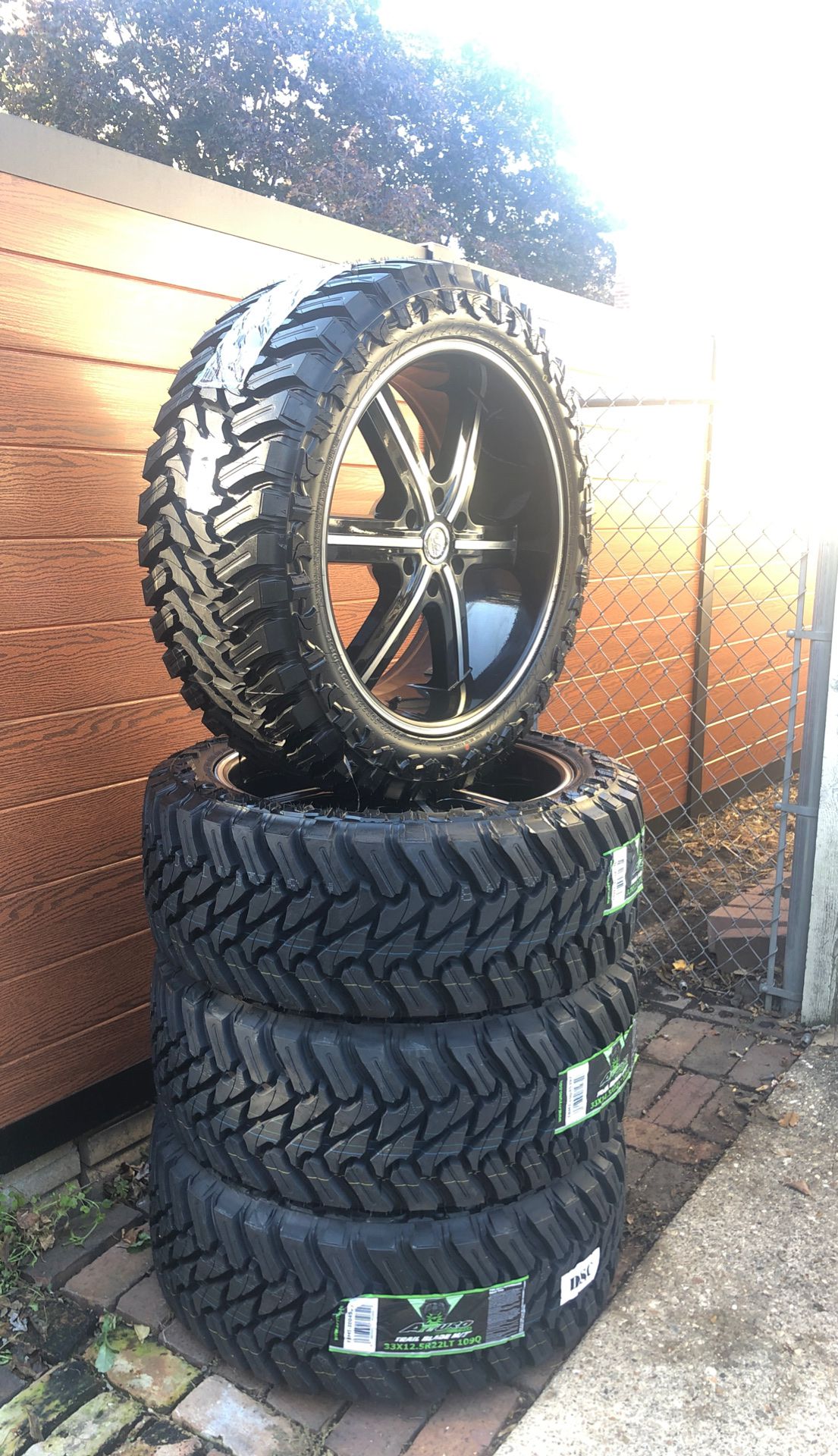 22 inch U2 wheels and MT tires (Mud) 6x139.7 Espanol/English